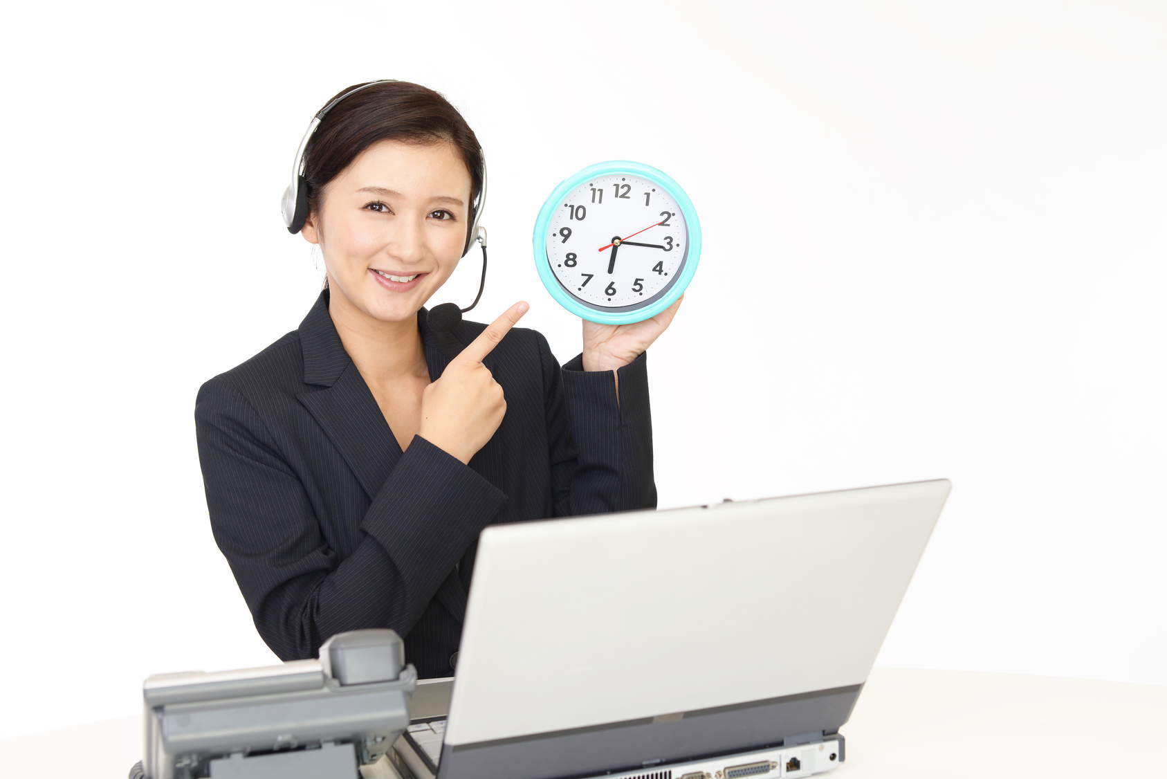 時計を持つ笑顔のオペレーター